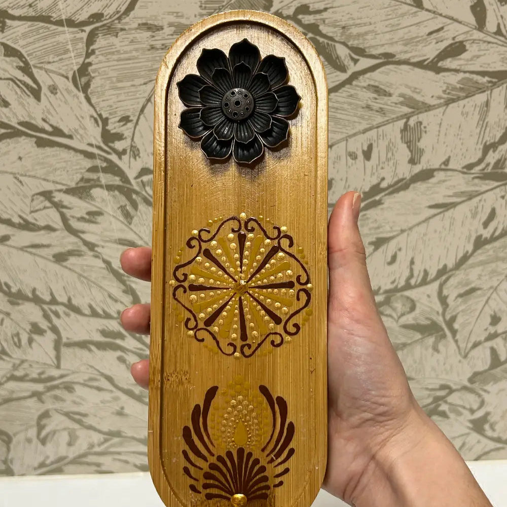 Quemador de incienso de bambú con flor de latón