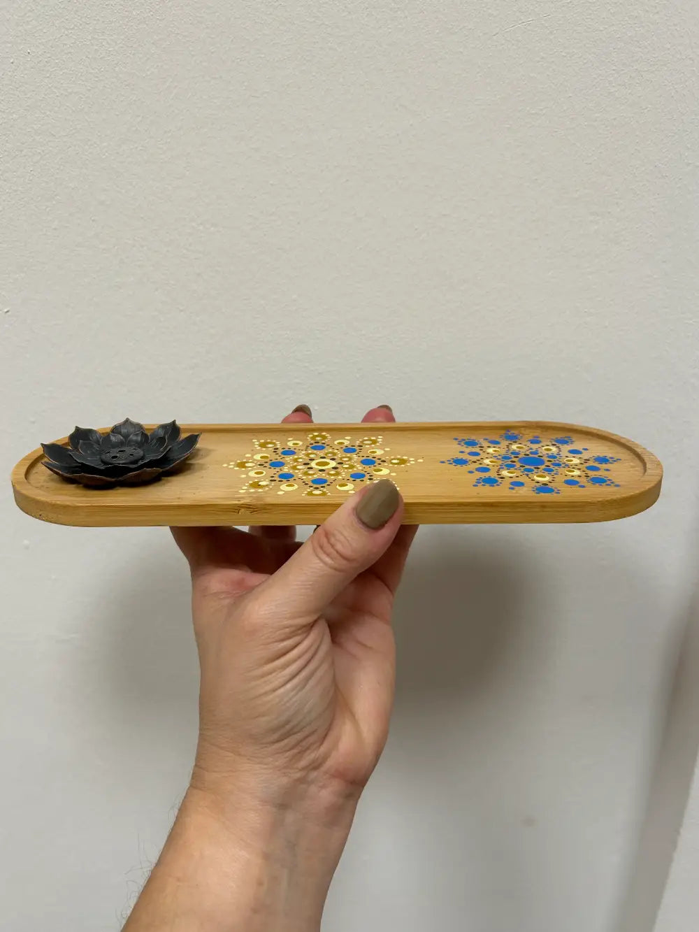 Quemador de incienso de bambú con flor de latón