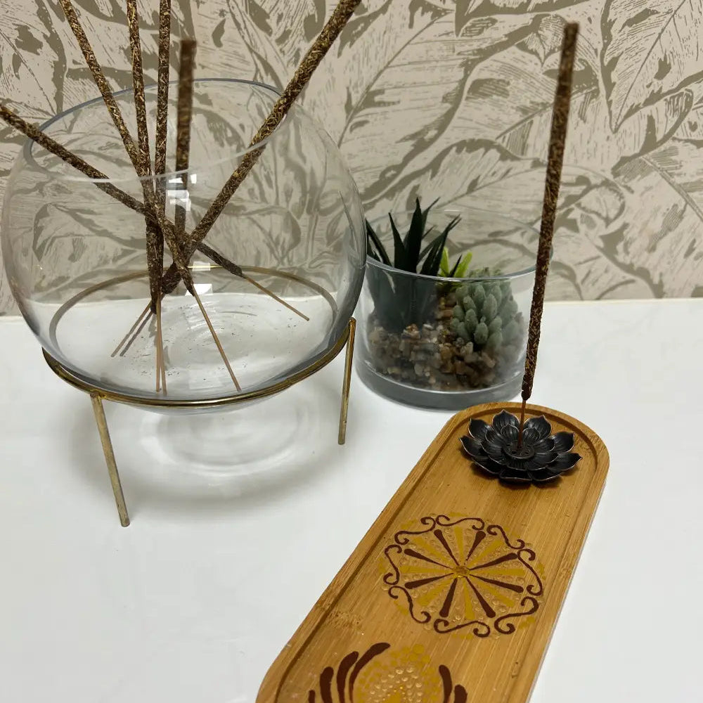 Quemador de incienso de bambú con flor de latón