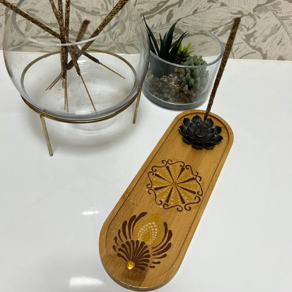 quemador de incienso de bambú con flor de latón