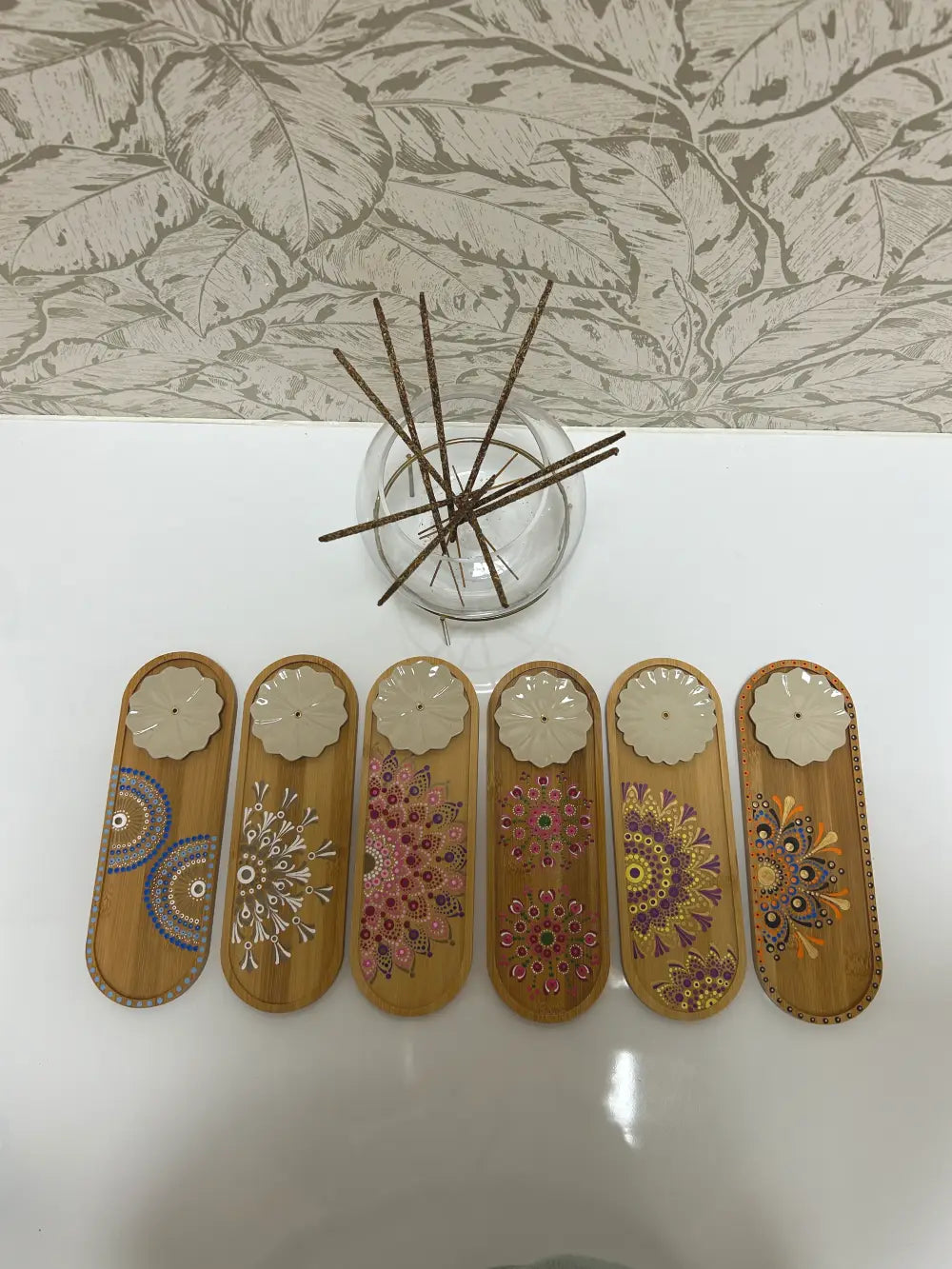 Porta inciensos de bambù con flor de cerámica